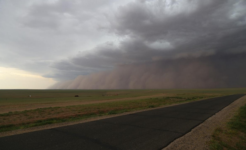 内蒙古遭沙尘暴袭击 "沙墙"高达百米