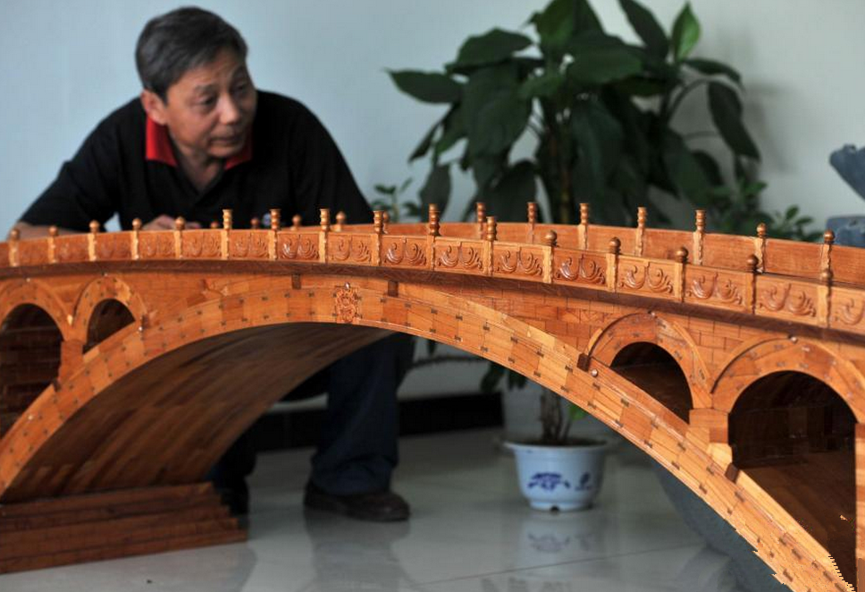 河北农民7000余块木头手工打造"迷你赵州桥"