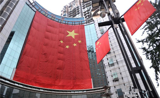 重庆高楼悬挂近600平米巨型国旗迎国庆