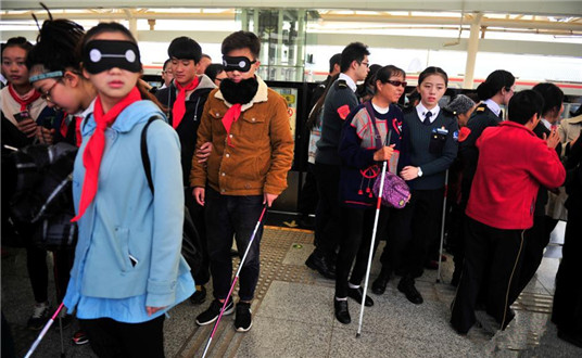 昆明盲人坐地铁 高校学生蒙眼陪同