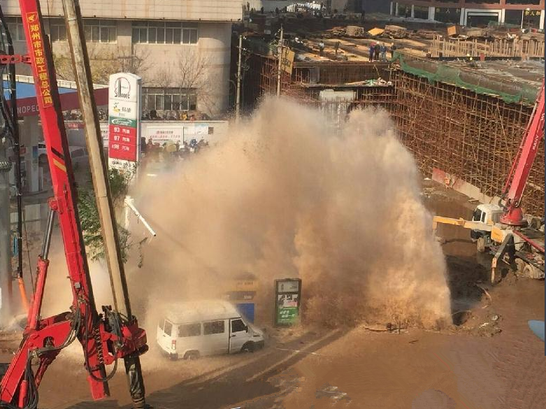 郑州街头水管爆裂水柱喷涌十几米高