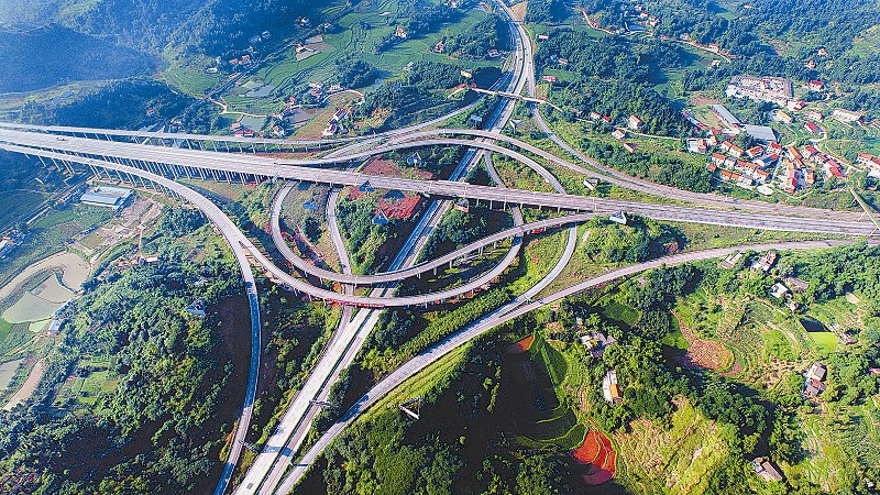 连接乐宜,内宜,宜泸渝三条高速的象鼻互通式立交桥是西南地区最大的