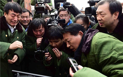 12月30日,救援人员通过生命信息钻孔探测系统与被困矿工取得联系.