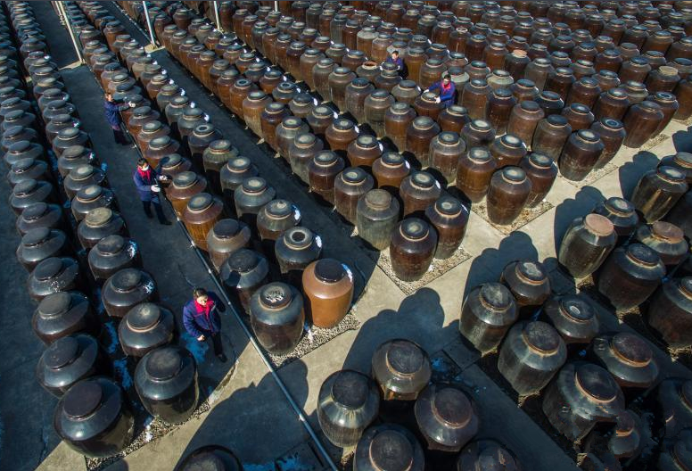 2016年1月25日,江苏某酿醋厂的工作人员在雨雪天气过后来到晾晒场查看