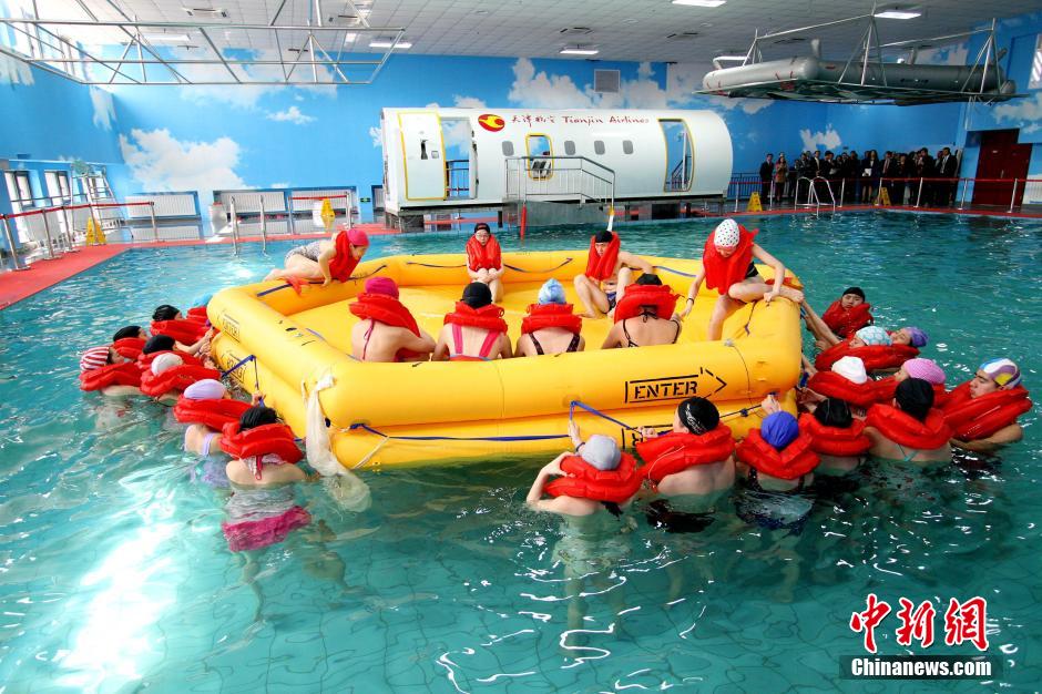 图为"乘客"按秩序依次登上救生筏.