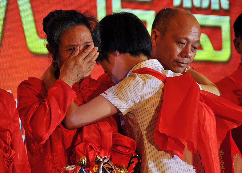 图为员工拥抱父母,被感动得流泪的母亲(人民网 张红璐/摄)