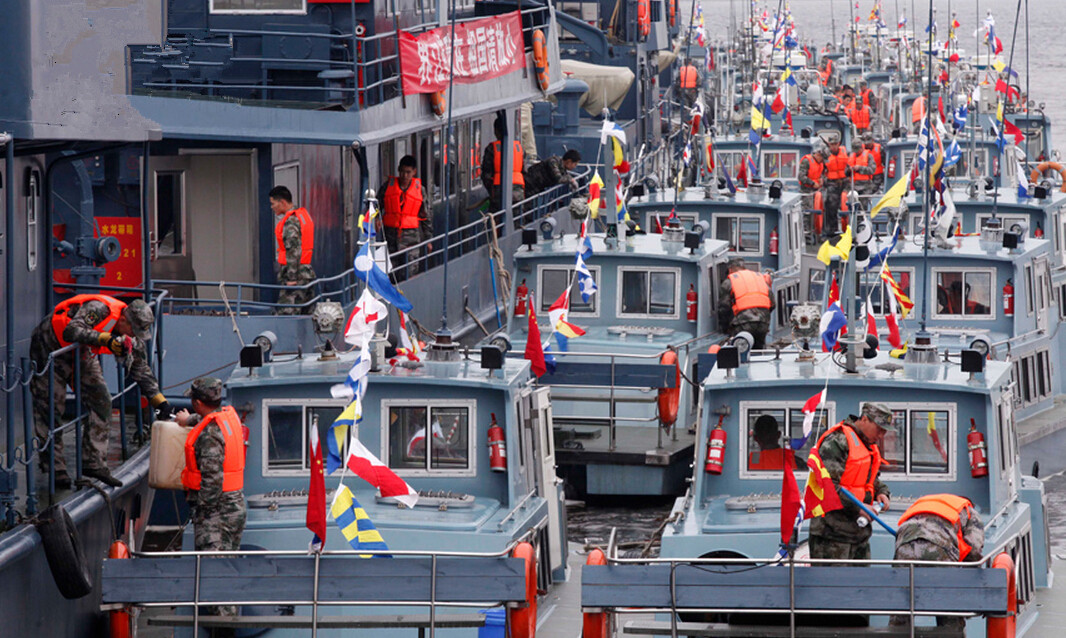 大队船坞内战旗猎猎,经过两个多月的岸上维修保养后,百余艘船艇编队