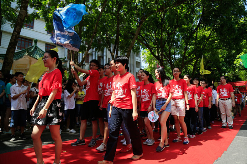 广西一高中擂鼓呐喊铺红毯为高考生加油助威