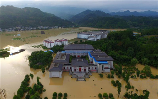 这是被洪水围困的龙山县里耶镇(6月20日摄).