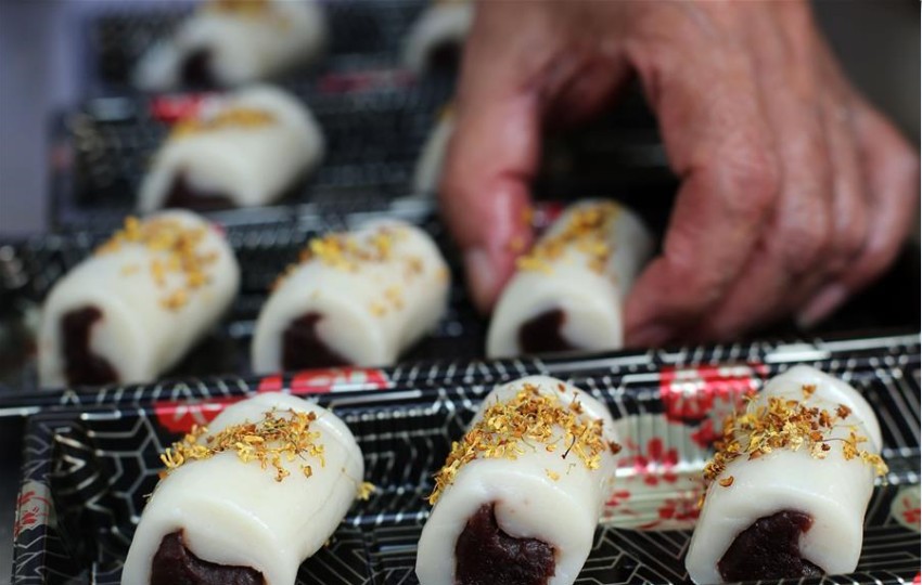 "中华老字号"乔家栅的师傅现场制作重阳糕团.