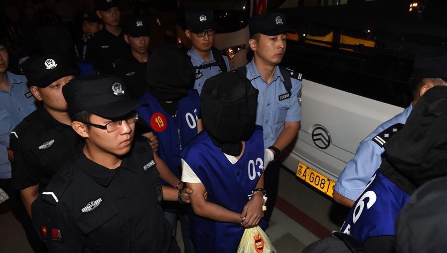 警方把63名诈骗犯从柬埔寨押解回国