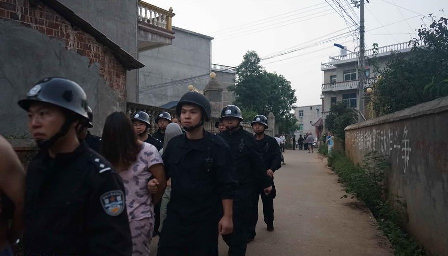 民警将犯罪嫌疑人带离余干县江埠乡尧咀村(9月25日摄).