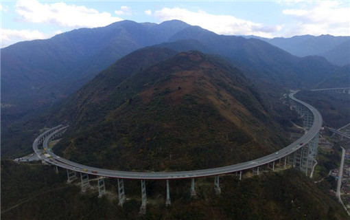 11月12日,在四川省雅安市拖乌山境内俯瞰雅西高速上的"双螺旋隧道"
