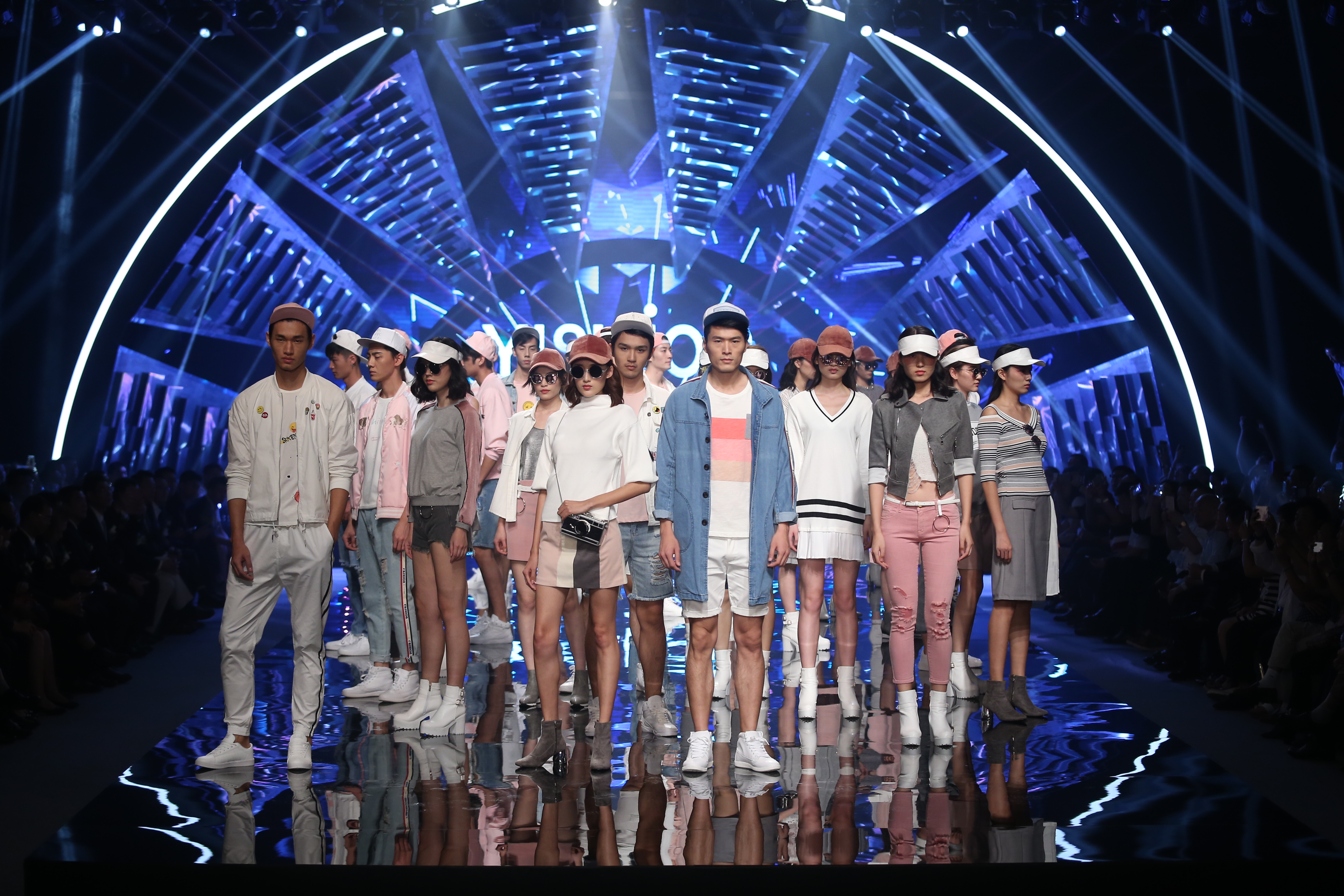 以纯&middot;潮流万花筒"时尚发布会t台秀现场