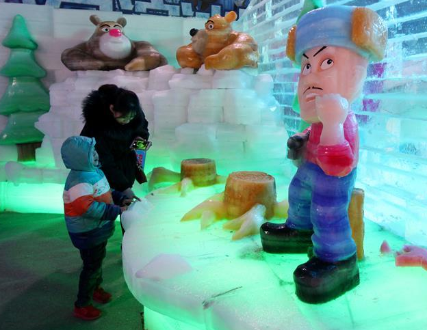 山东枣庄举行大型冰雕展