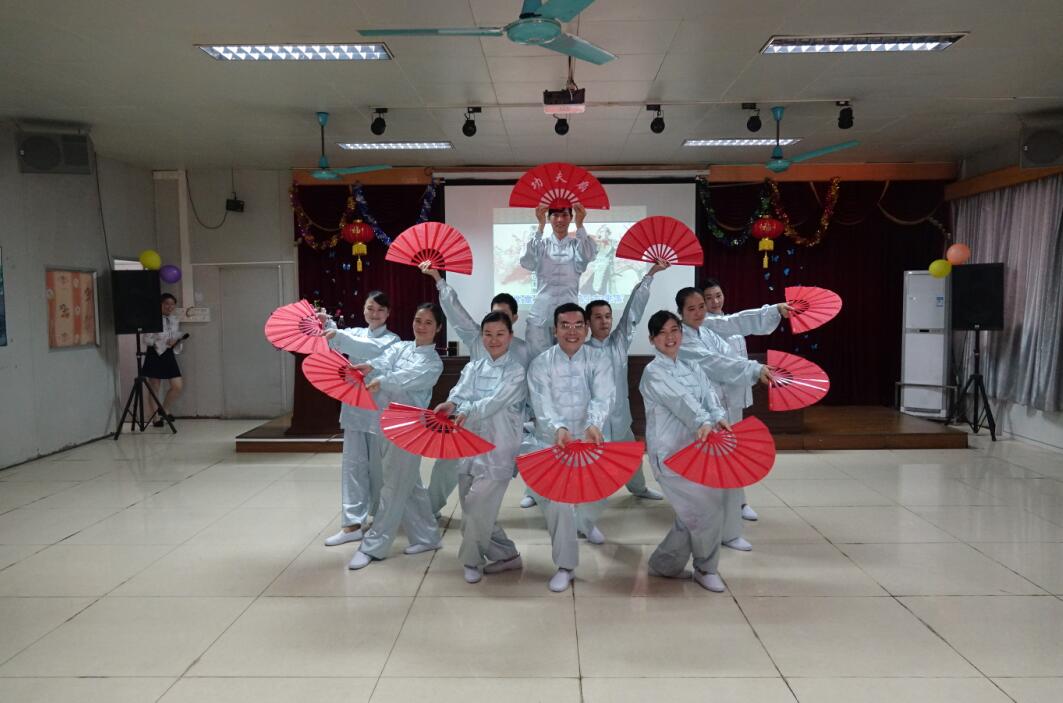 行政职能科"飞扬队"功夫扇表演