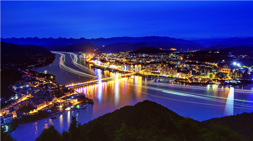 沿线城市的繁荣,离不开长江这条" 大动脉".图/cfp