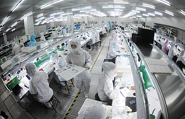 图为位于南昌经济技术开发区的欧菲光科技有限公司生产车间.