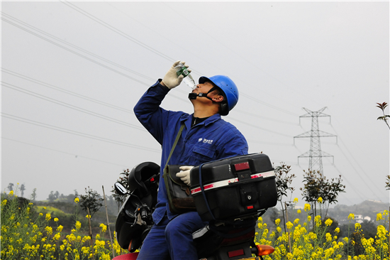 镜头丨农村电工"张大汉"