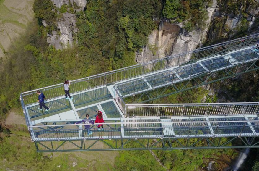 重庆一景区现"天空悬廊"