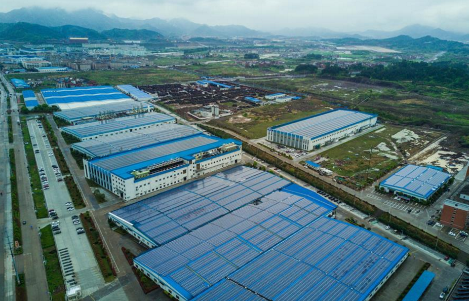 空中俯瞰横店东磁屋顶光伏电站(4月9日摄).