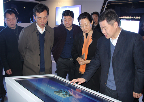 钟祥市委书记林长洲(右一)和市长郭志泉(左二)在钟祥市数控机床产业园