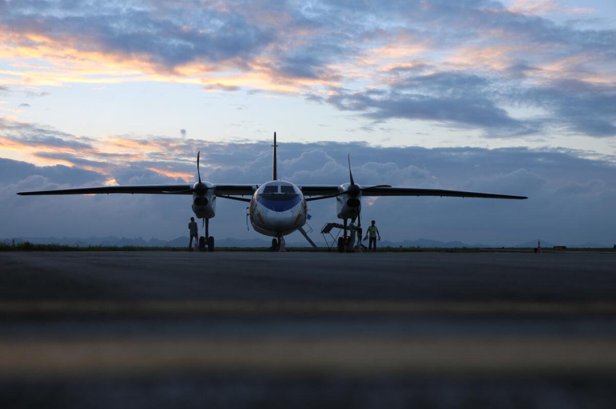 落日余晖下 荔波机场飞机安全降落 ( 王永杰摄 )