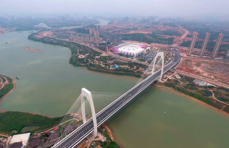 当日,横跨邕江,连接广西南宁凤岭南片区及龙岗新区的青山大桥正式通车