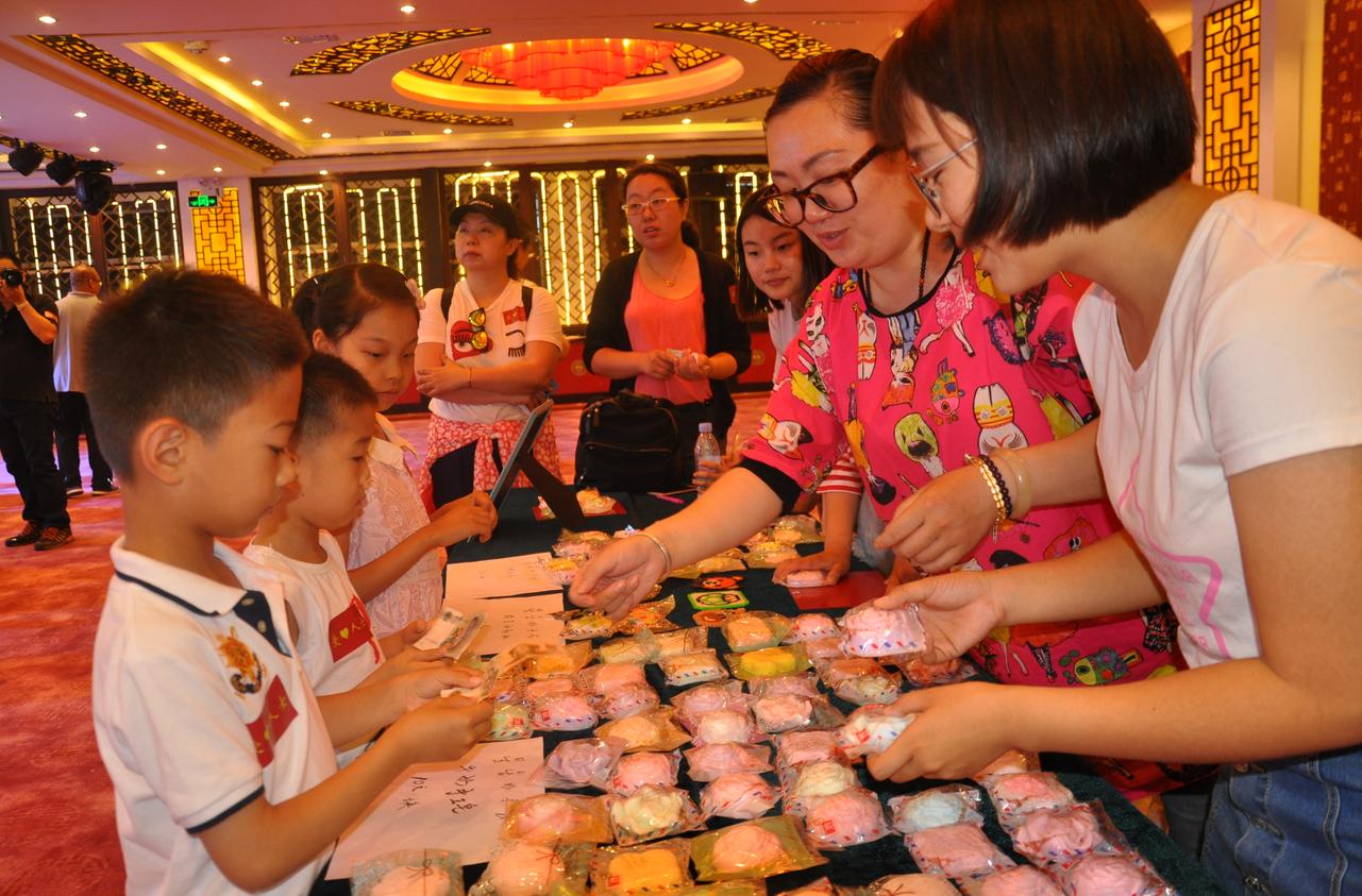 "小拍品·大爱心"天津市特殊儿童手工作品拍卖会举行